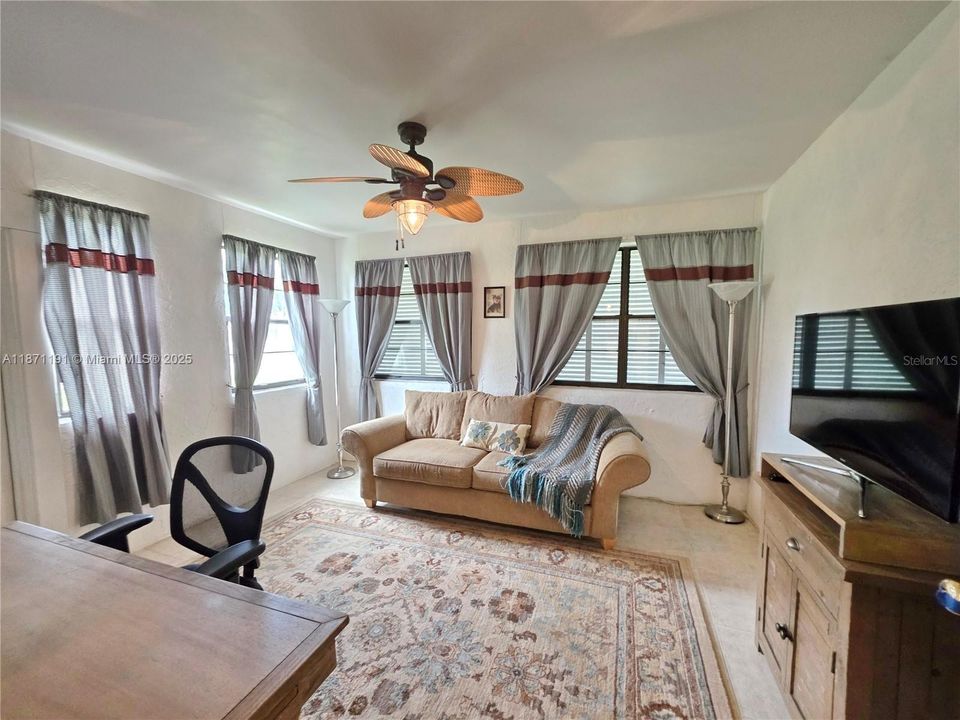 En Venta: $399,900 (2 camas, 2 baños, 1408 Pies cuadrados)