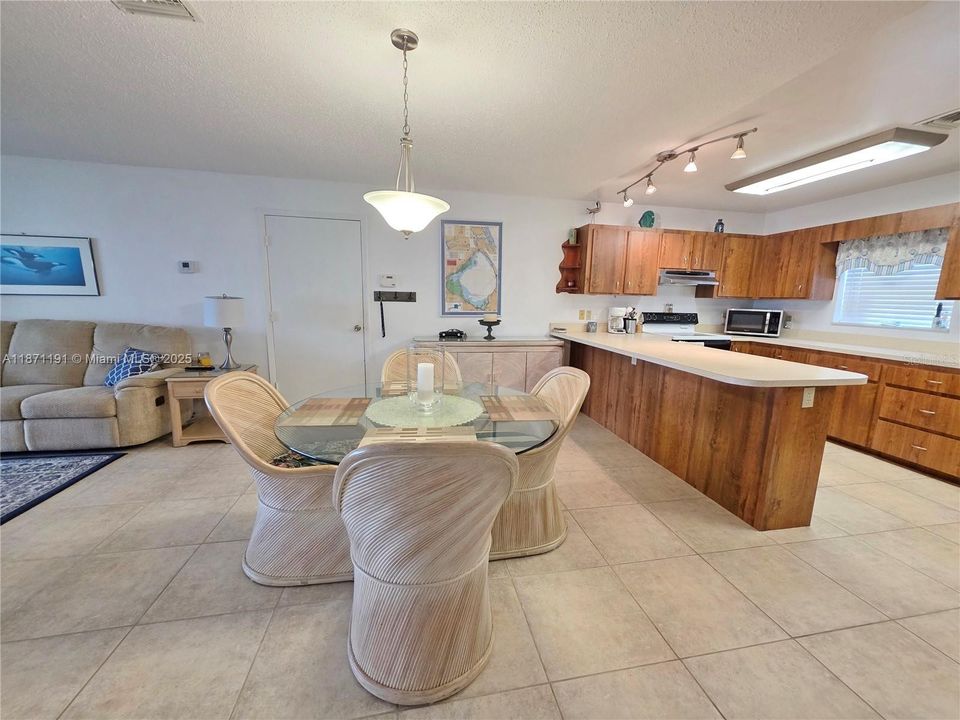 En Venta: $399,900 (2 camas, 2 baños, 1408 Pies cuadrados)