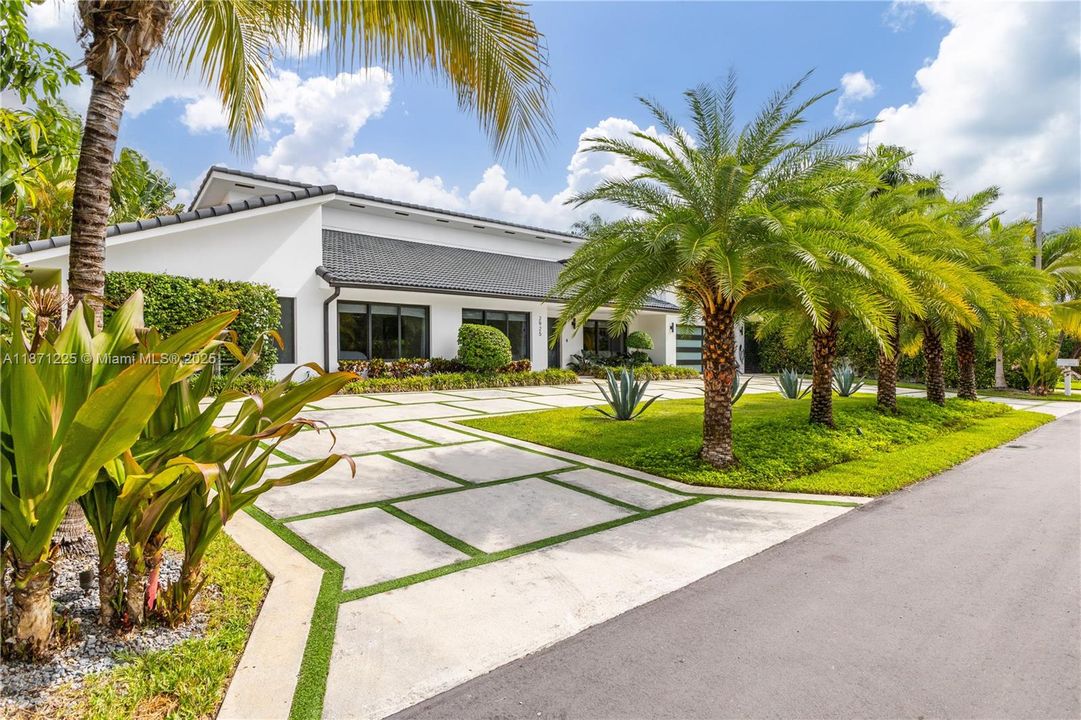 Active With Contract: $4,700,000 (4 beds, 4 baths, 2938 Square Feet)