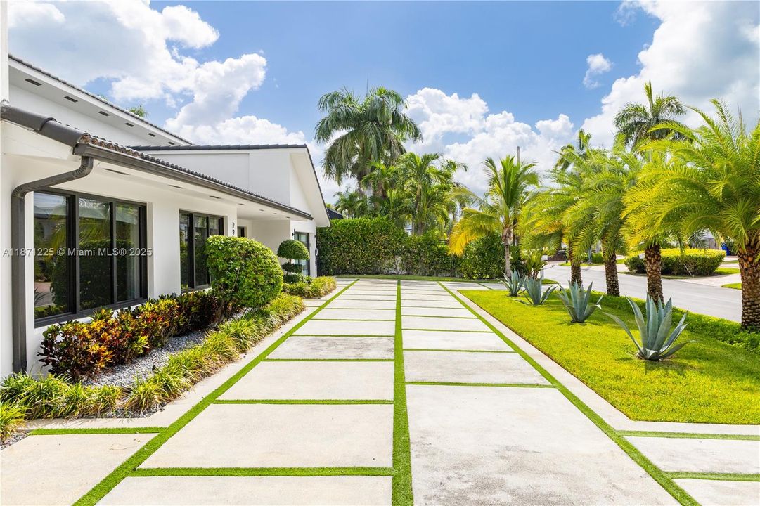 Active With Contract: $4,700,000 (4 beds, 4 baths, 2938 Square Feet)