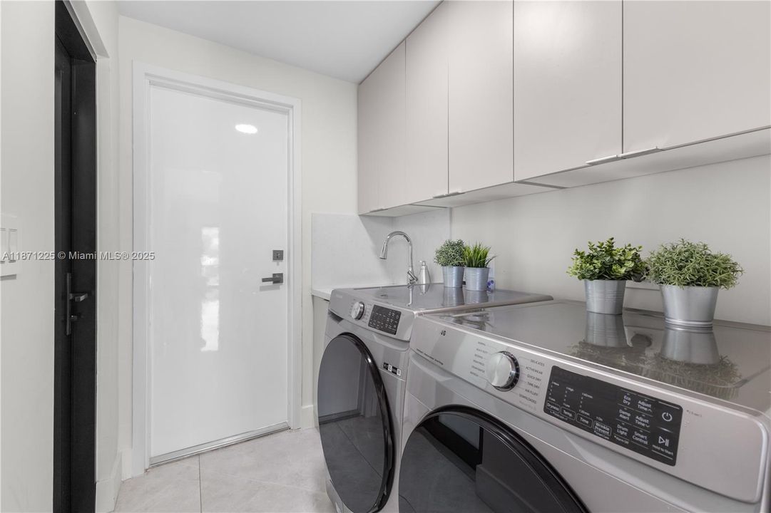 Active With Contract: $4,700,000 (4 beds, 4 baths, 2938 Square Feet)