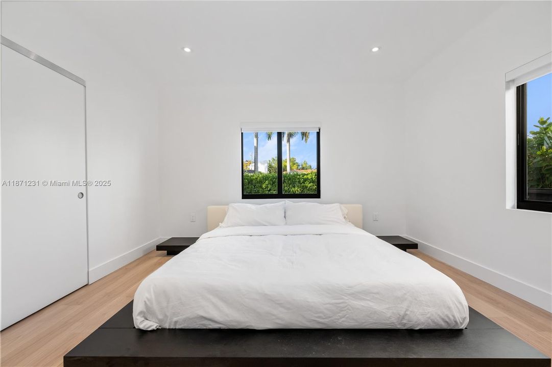 For Sale: $3,500,000 (3 beds, 3 baths, 1881 Square Feet)