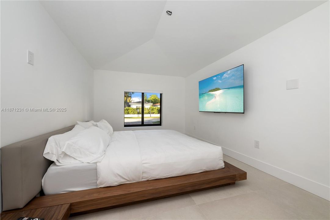 For Sale: $3,500,000 (3 beds, 3 baths, 1881 Square Feet)