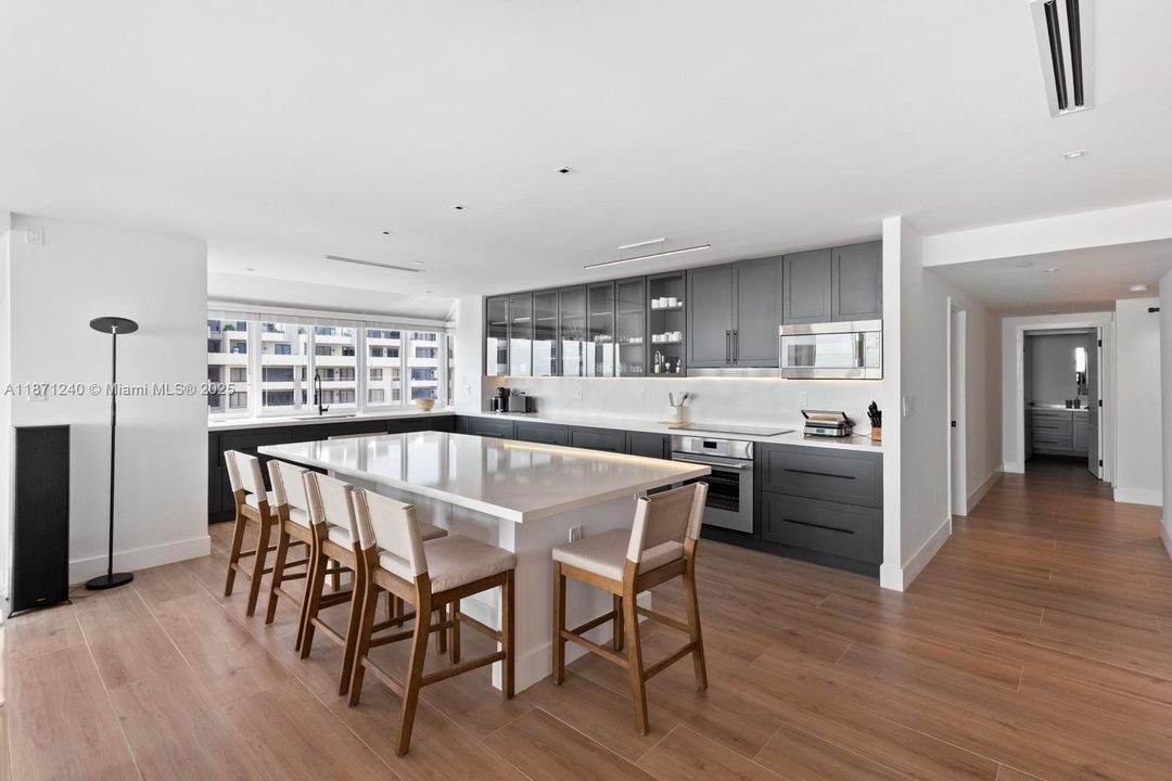 Под контрактом: $16,500 (3 спален, 3 ванн, 2310 Квадратных фут)