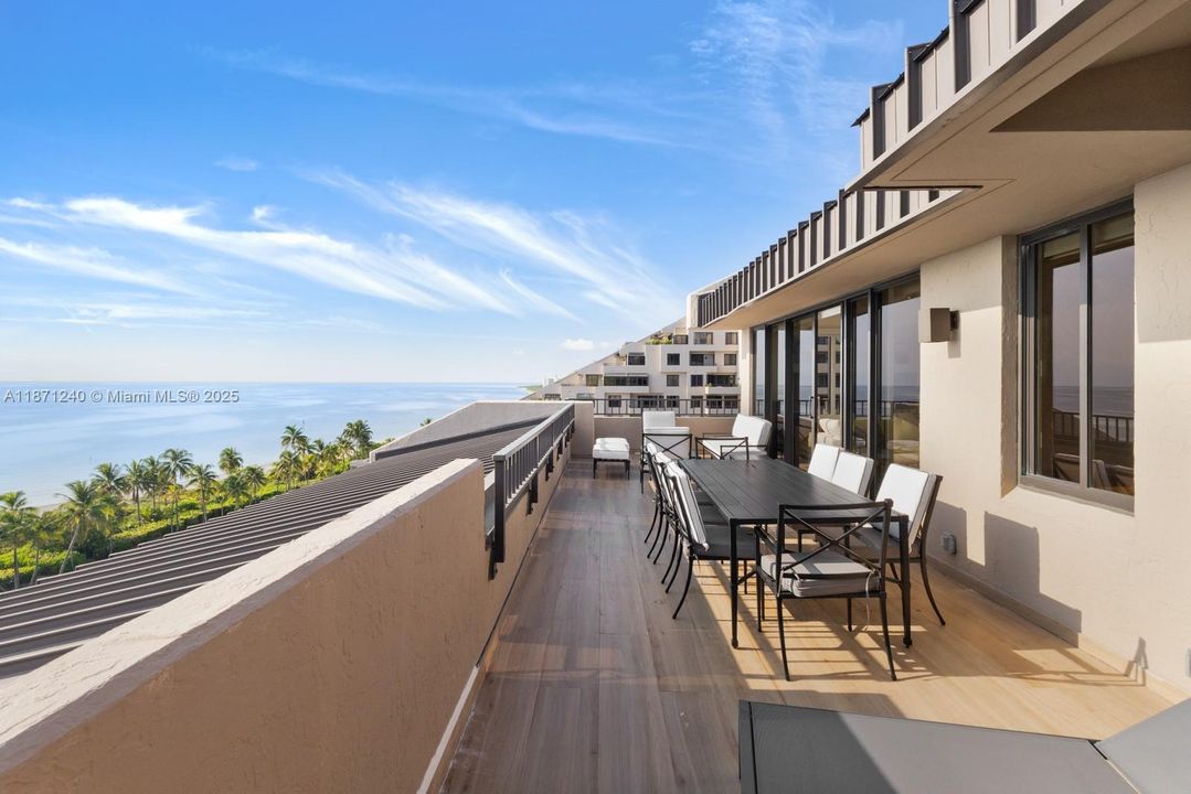 Под контрактом: $16,500 (3 спален, 3 ванн, 2310 Квадратных фут)