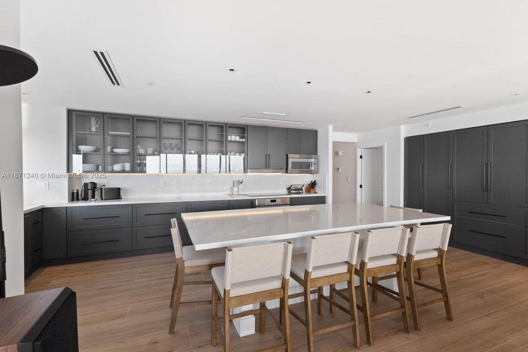 Под контрактом: $16,500 (3 спален, 3 ванн, 2310 Квадратных фут)