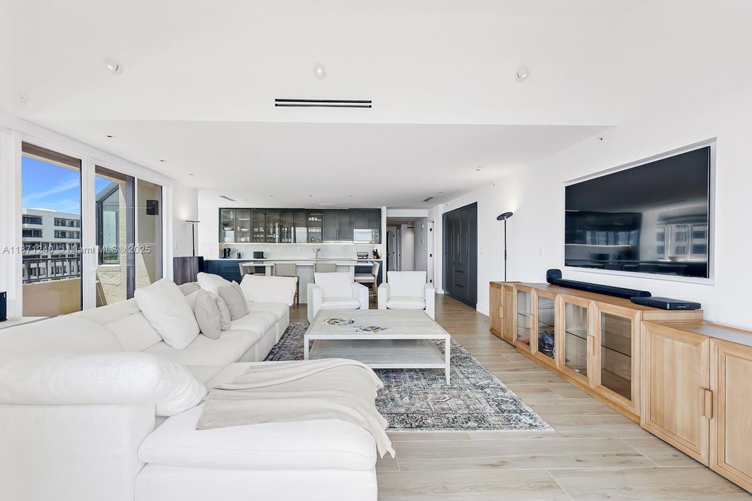 Под контрактом: $16,500 (3 спален, 3 ванн, 2310 Квадратных фут)