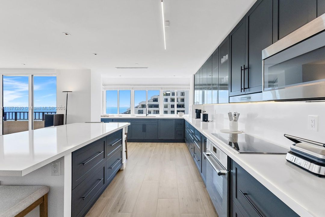 Под контрактом: $16,500 (3 спален, 3 ванн, 2310 Квадратных фут)