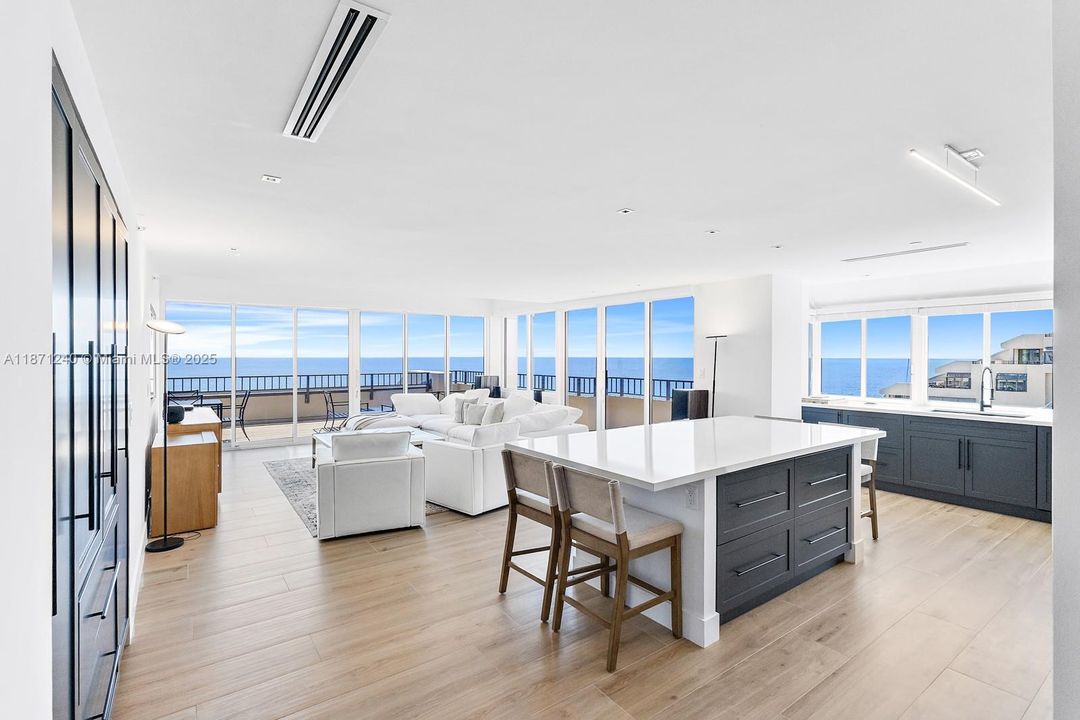 Под контрактом: $16,500 (3 спален, 3 ванн, 2310 Квадратных фут)