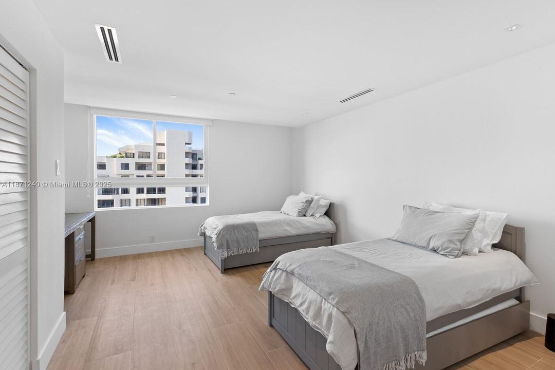 Под контрактом: $16,500 (3 спален, 3 ванн, 2310 Квадратных фут)