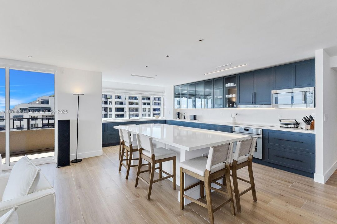 Под контрактом: $16,500 (3 спален, 3 ванн, 2310 Квадратных фут)