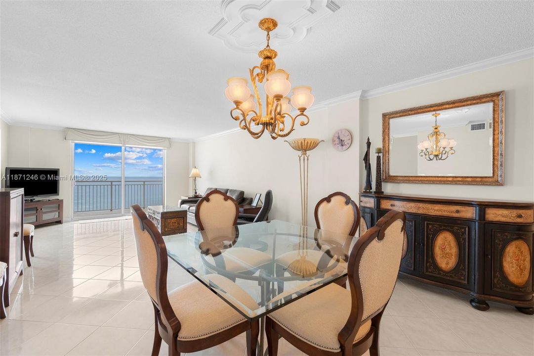 最近售出: $599,000 (2 贝兹, 2 浴室, 1000 平方英尺)