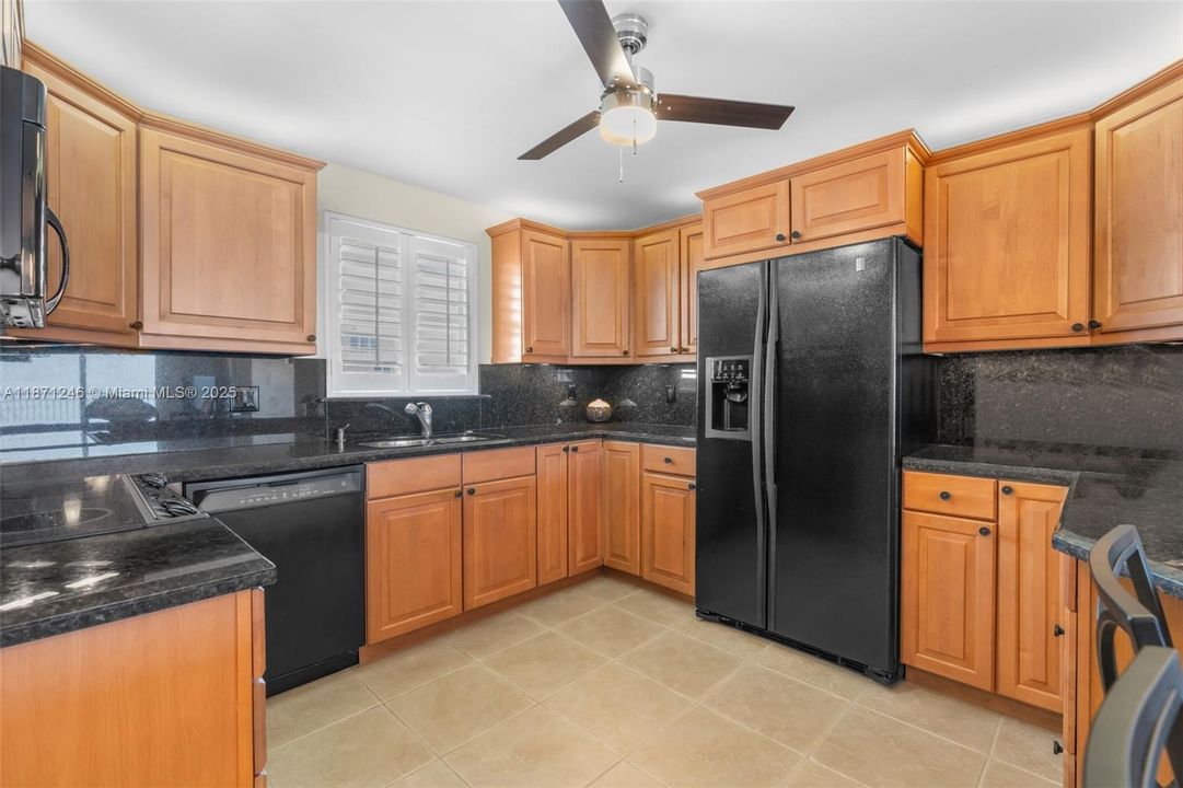 最近售出: $599,000 (2 贝兹, 2 浴室, 1000 平方英尺)