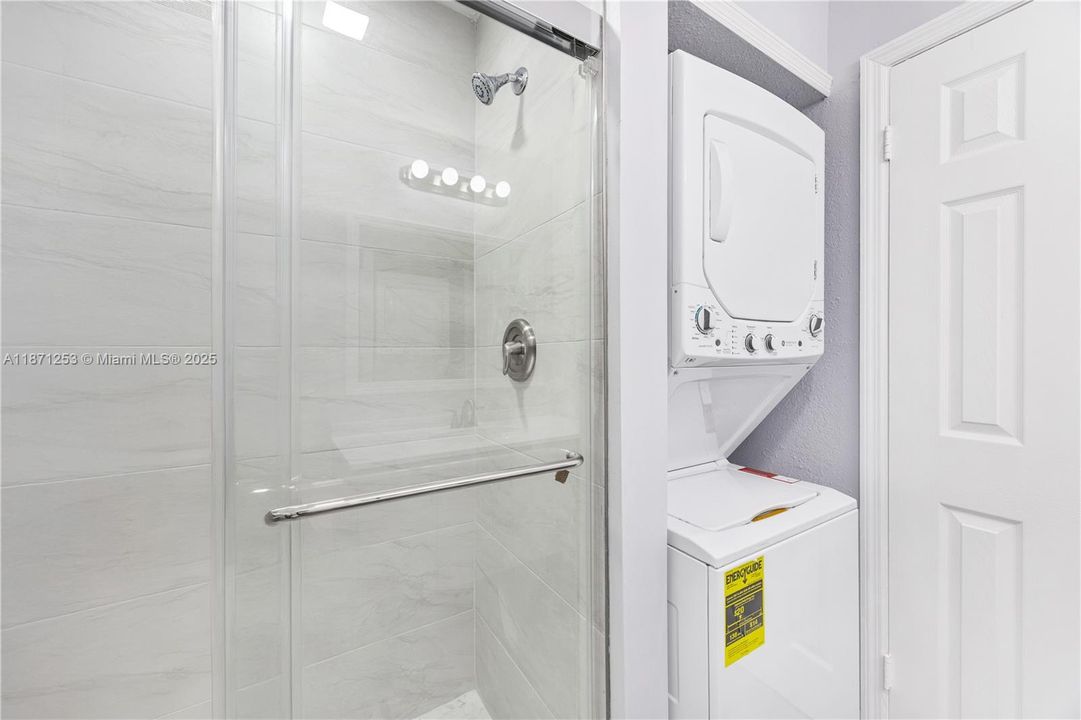 Под контрактом: $320,000 (2 спален, 2 ванн, 899 Квадратных фут)