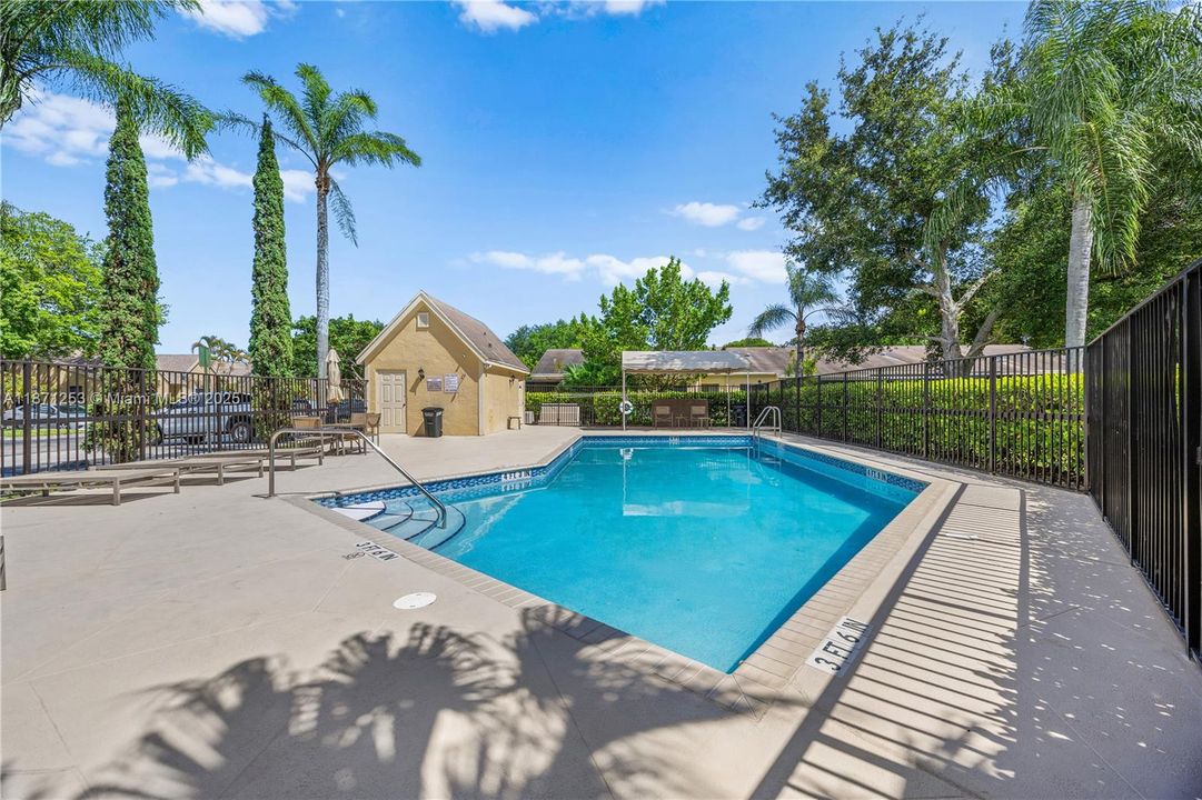 Под контрактом: $320,000 (2 спален, 2 ванн, 899 Квадратных фут)