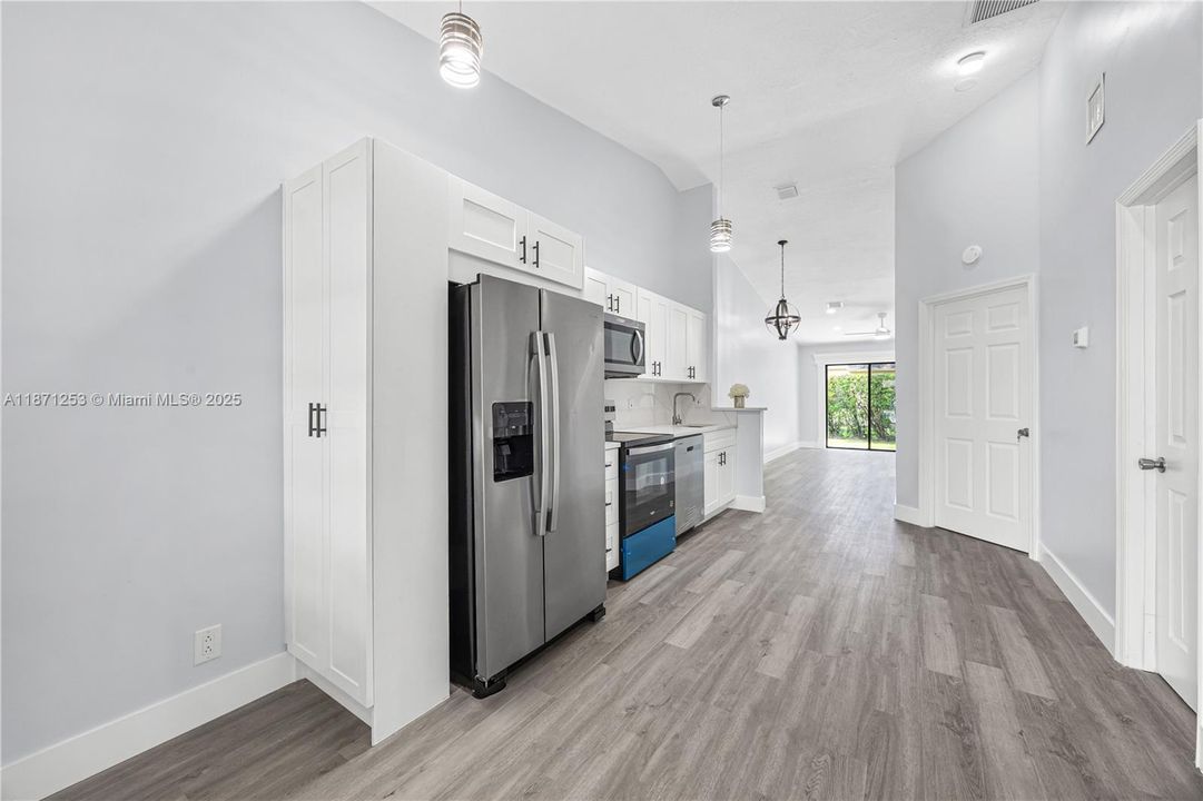 Под контрактом: $320,000 (2 спален, 2 ванн, 899 Квадратных фут)