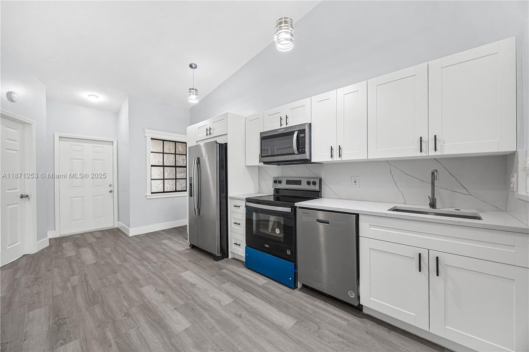 Под контрактом: $320,000 (2 спален, 2 ванн, 899 Квадратных фут)