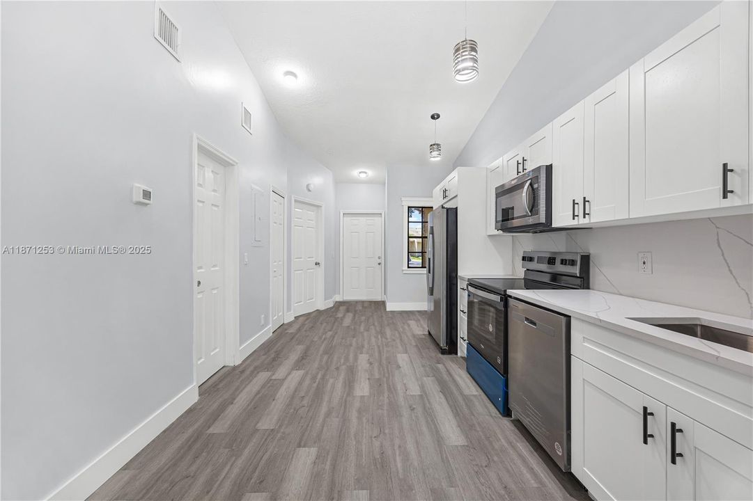 Под контрактом: $320,000 (2 спален, 2 ванн, 899 Квадратных фут)