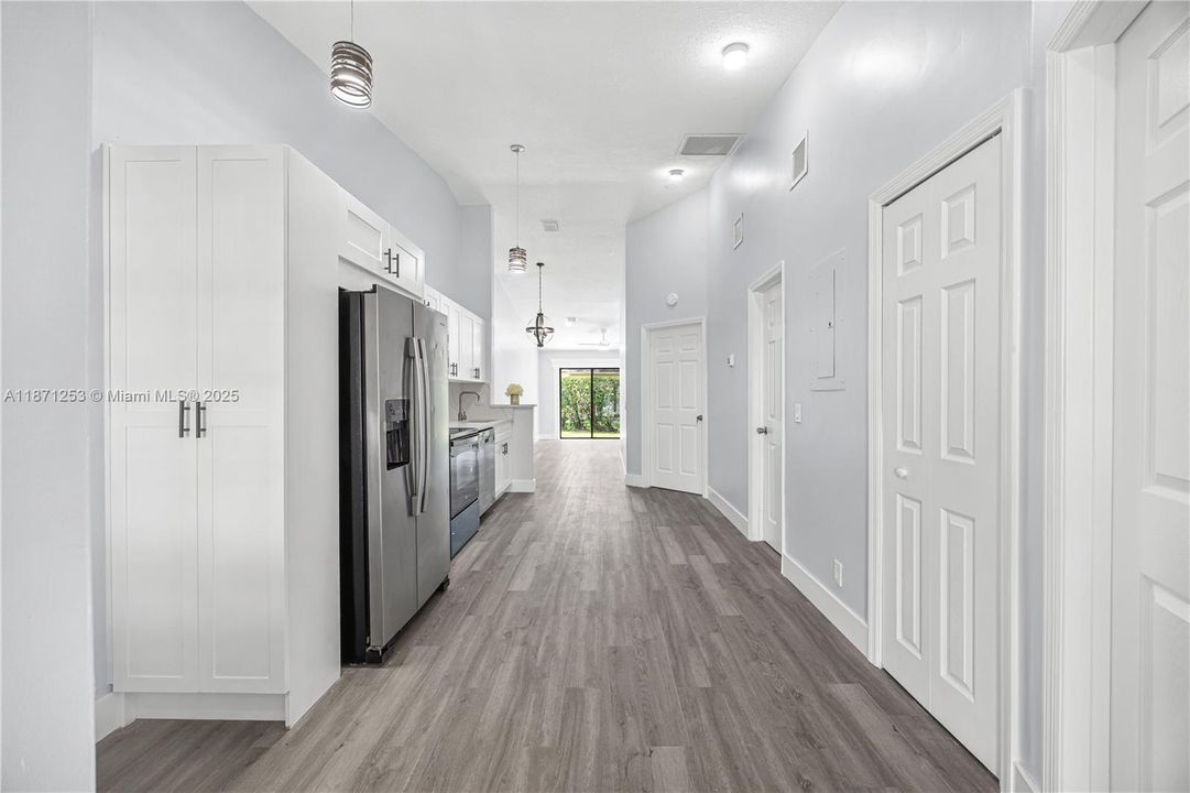 Под контрактом: $320,000 (2 спален, 2 ванн, 899 Квадратных фут)