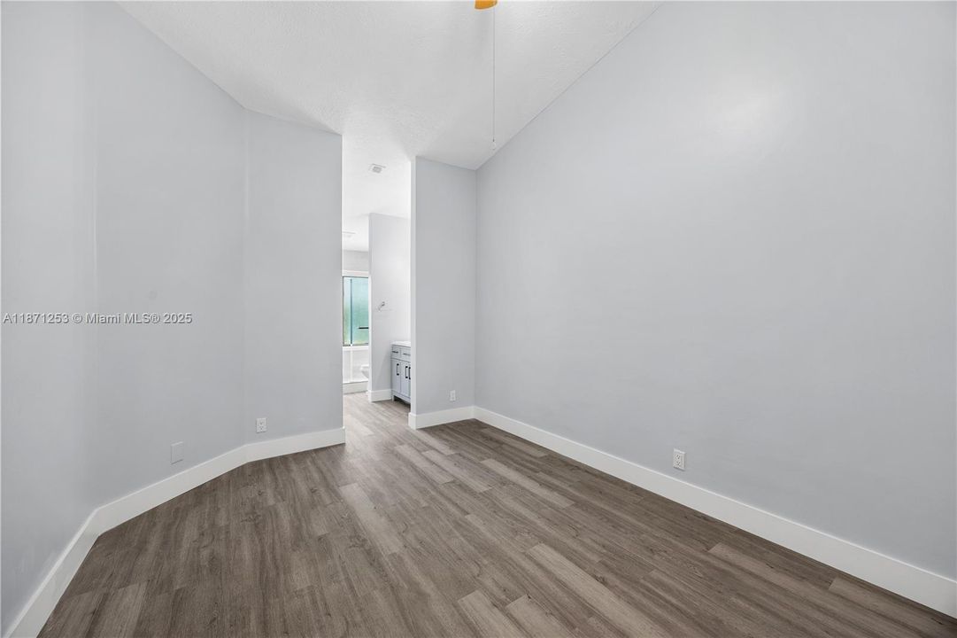 Под контрактом: $320,000 (2 спален, 2 ванн, 899 Квадратных фут)