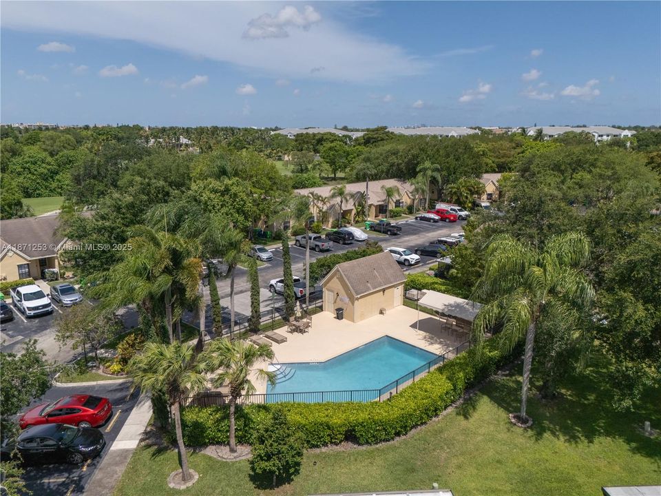 Под контрактом: $320,000 (2 спален, 2 ванн, 899 Квадратных фут)