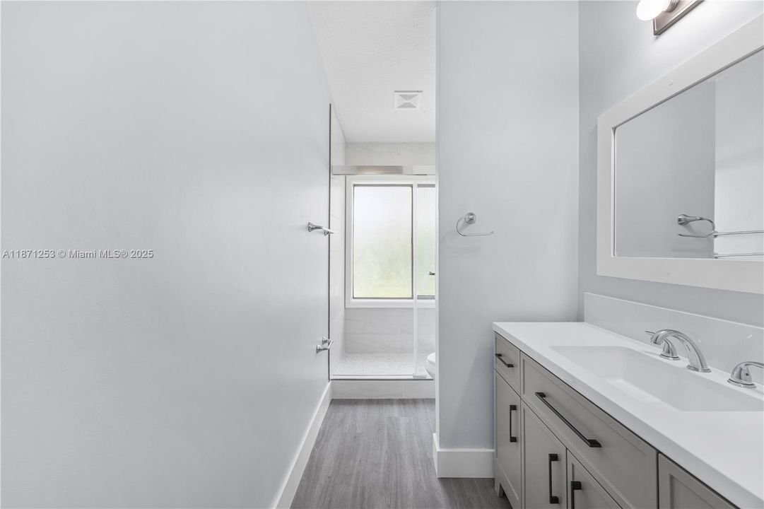 Под контрактом: $320,000 (2 спален, 2 ванн, 899 Квадратных фут)