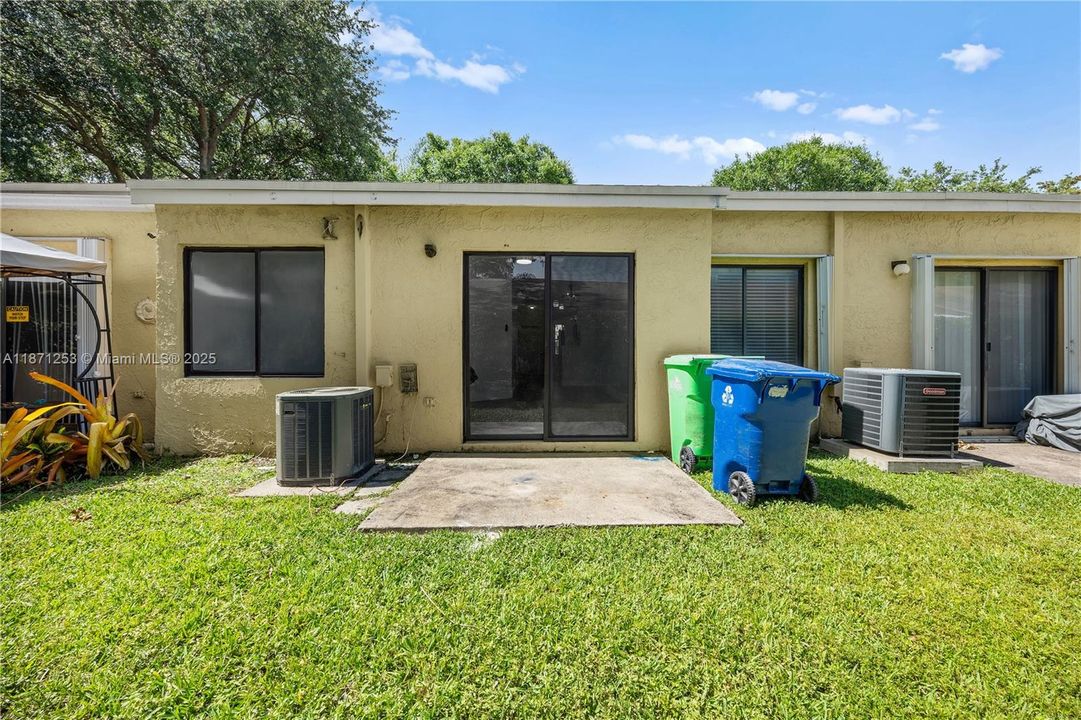 Под контрактом: $320,000 (2 спален, 2 ванн, 899 Квадратных фут)