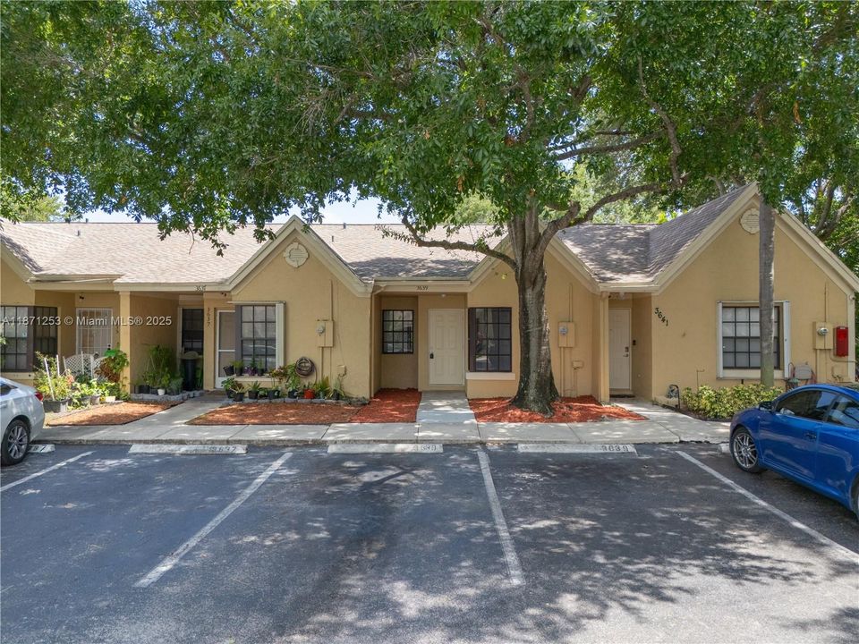 Под контрактом: $320,000 (2 спален, 2 ванн, 899 Квадратных фут)