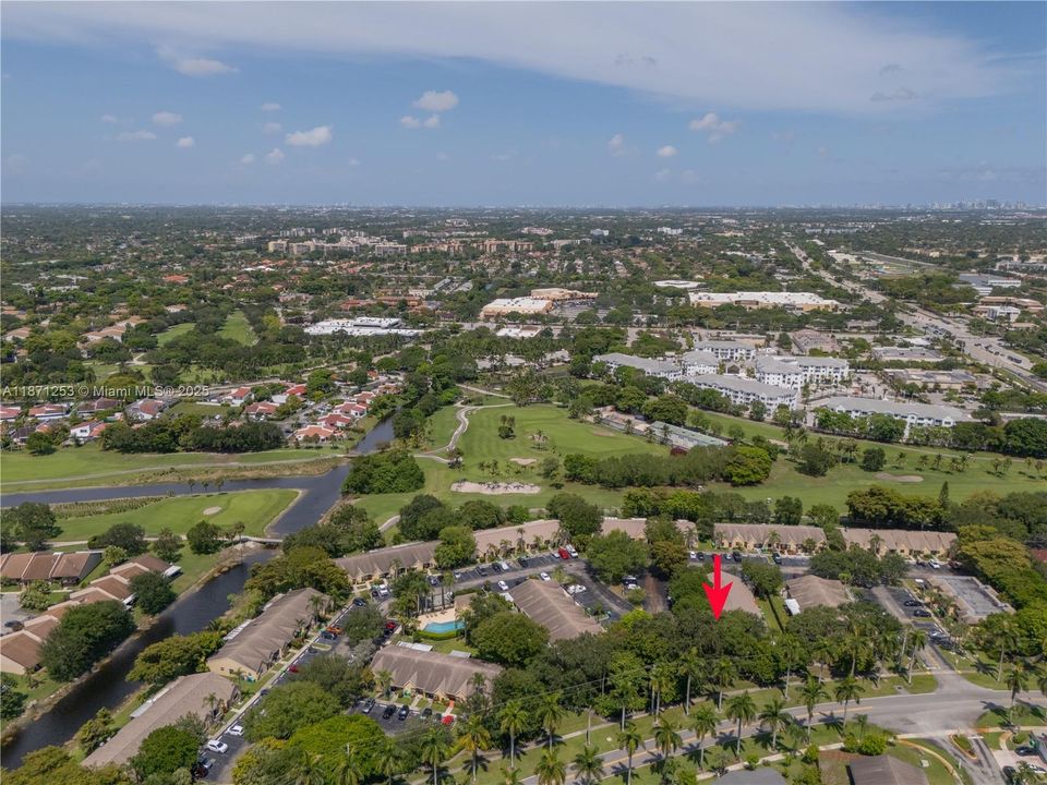 Под контрактом: $320,000 (2 спален, 2 ванн, 899 Квадратных фут)