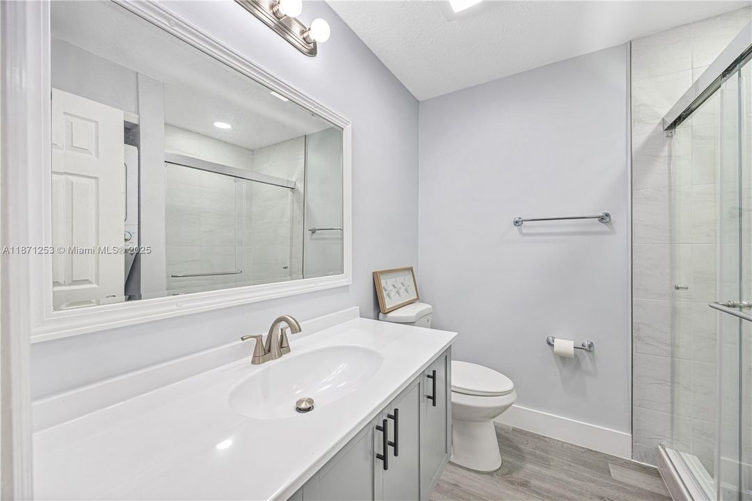 Под контрактом: $320,000 (2 спален, 2 ванн, 899 Квадратных фут)