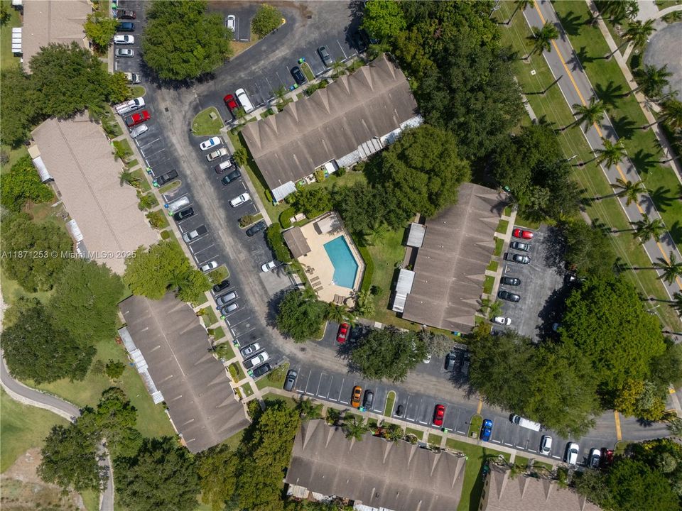 Под контрактом: $320,000 (2 спален, 2 ванн, 899 Квадратных фут)