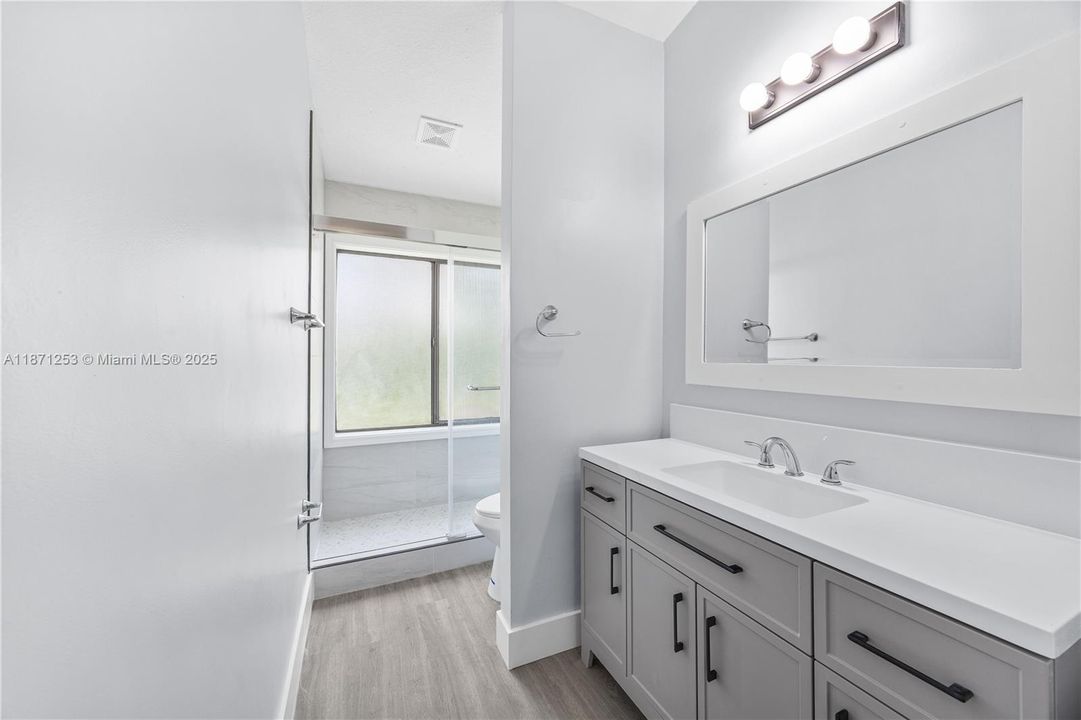 Под контрактом: $320,000 (2 спален, 2 ванн, 899 Квадратных фут)