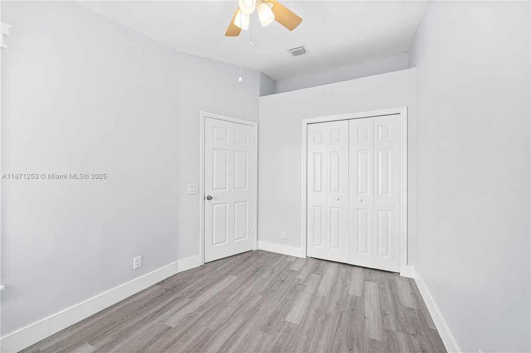 Под контрактом: $320,000 (2 спален, 2 ванн, 899 Квадратных фут)