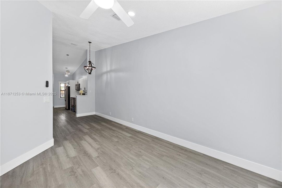 Под контрактом: $320,000 (2 спален, 2 ванн, 899 Квадратных фут)