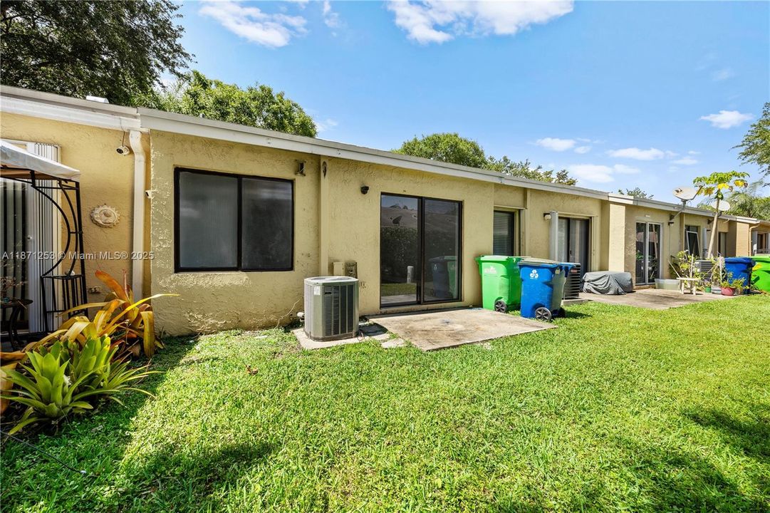 Под контрактом: $320,000 (2 спален, 2 ванн, 899 Квадратных фут)