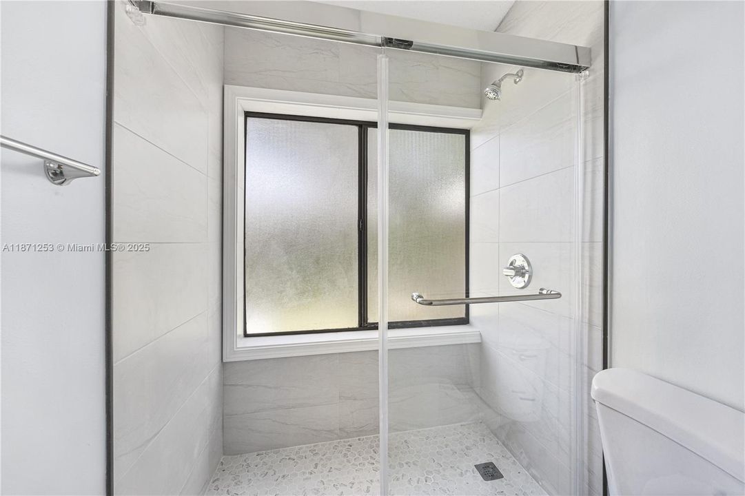 Под контрактом: $320,000 (2 спален, 2 ванн, 899 Квадратных фут)