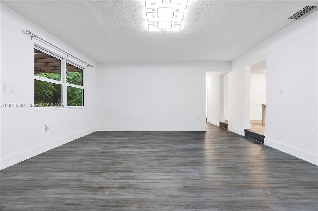 Activo con contrato: $1,050,000 (3 camas, 2 baños, 1672 Pies cuadrados)