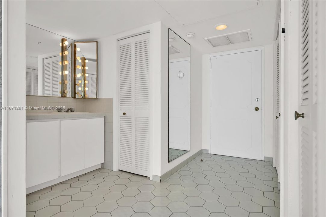 For Sale: $350,000 (2 beds, 2 baths, 1358 Square Feet)