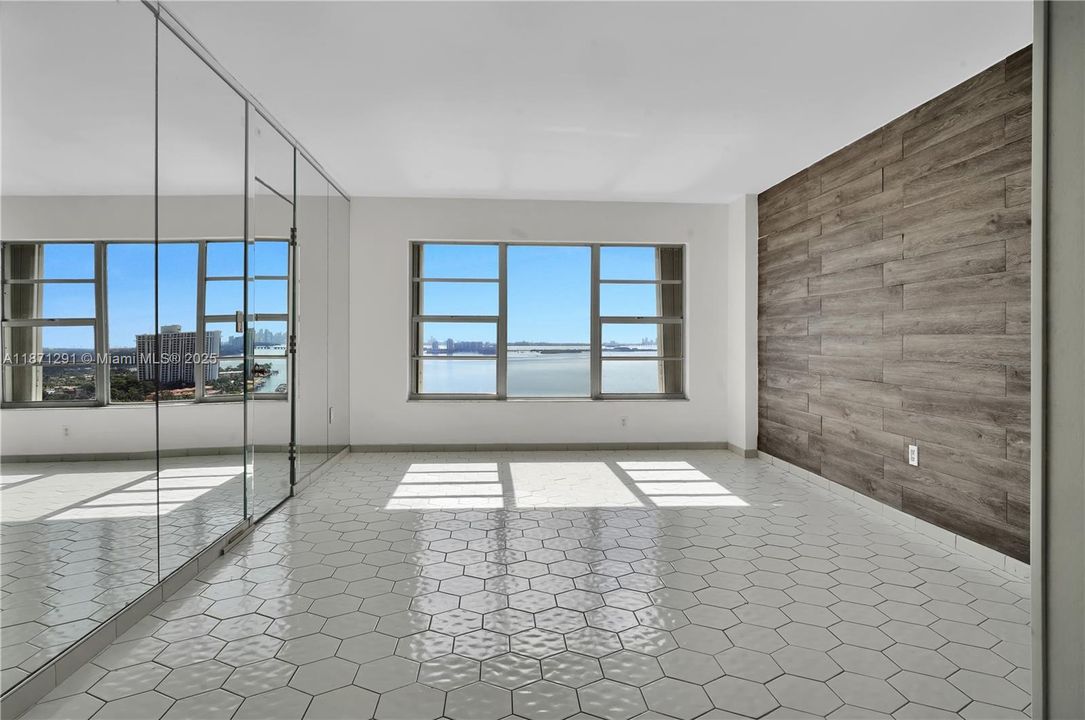 For Sale: $350,000 (2 beds, 2 baths, 1358 Square Feet)