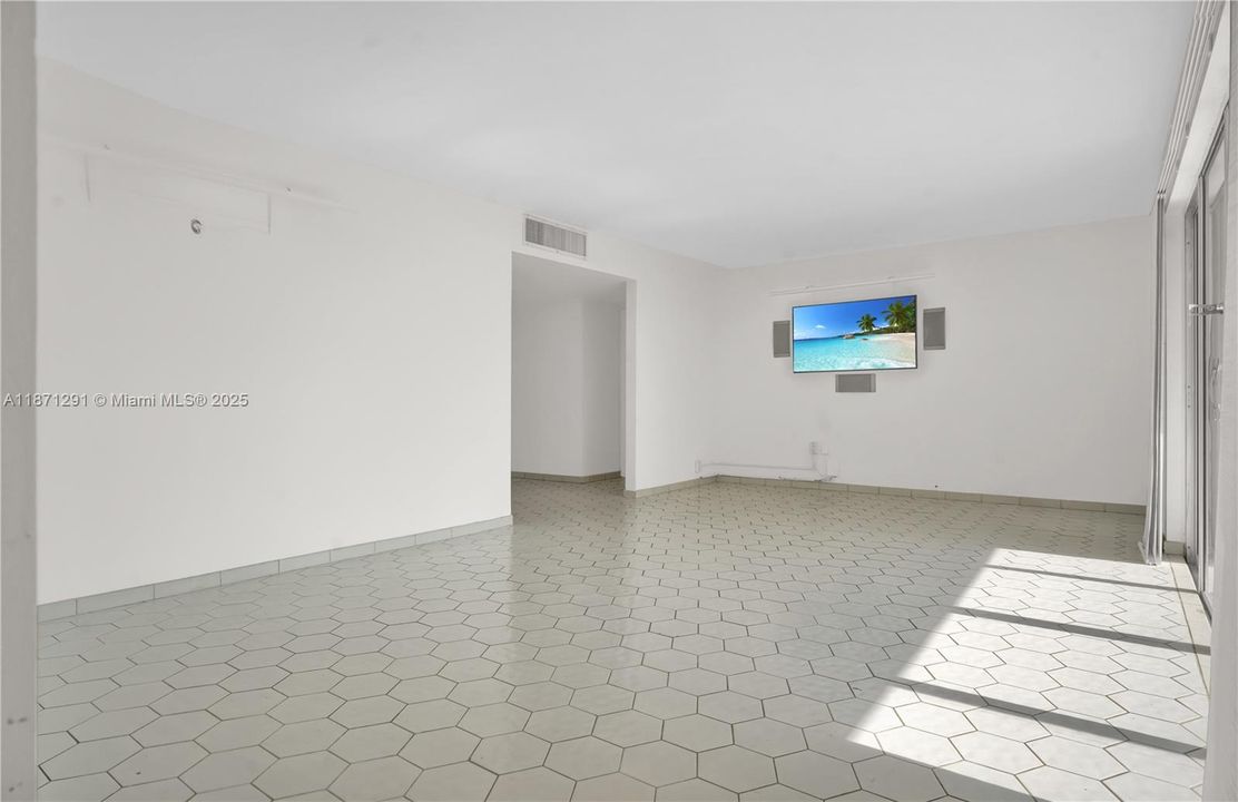 For Sale: $350,000 (2 beds, 2 baths, 1358 Square Feet)