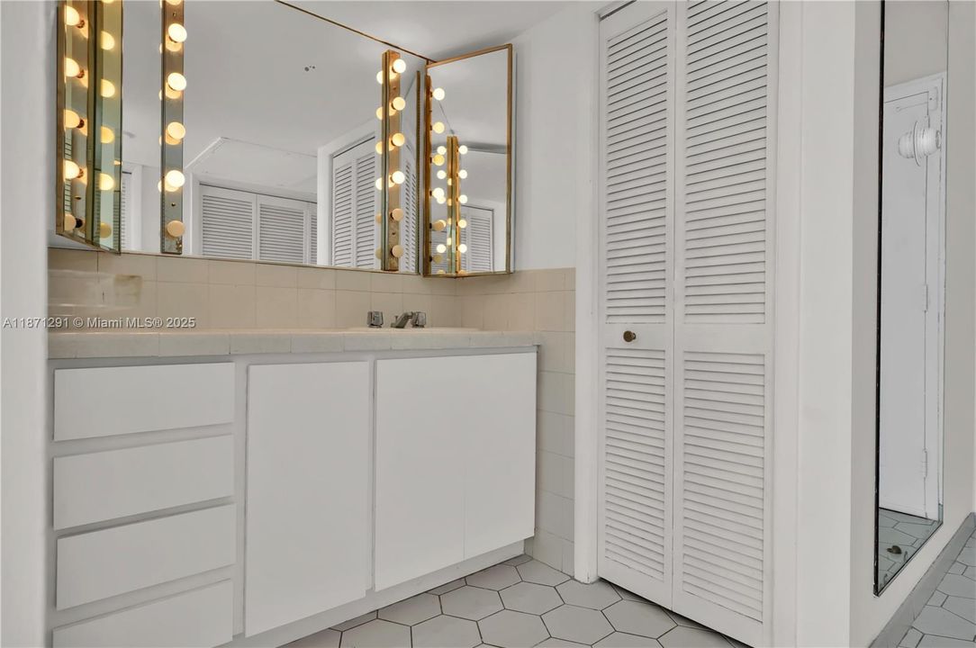 For Sale: $350,000 (2 beds, 2 baths, 1358 Square Feet)