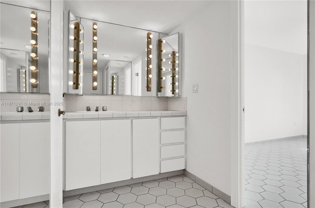 For Sale: $350,000 (2 beds, 2 baths, 1358 Square Feet)