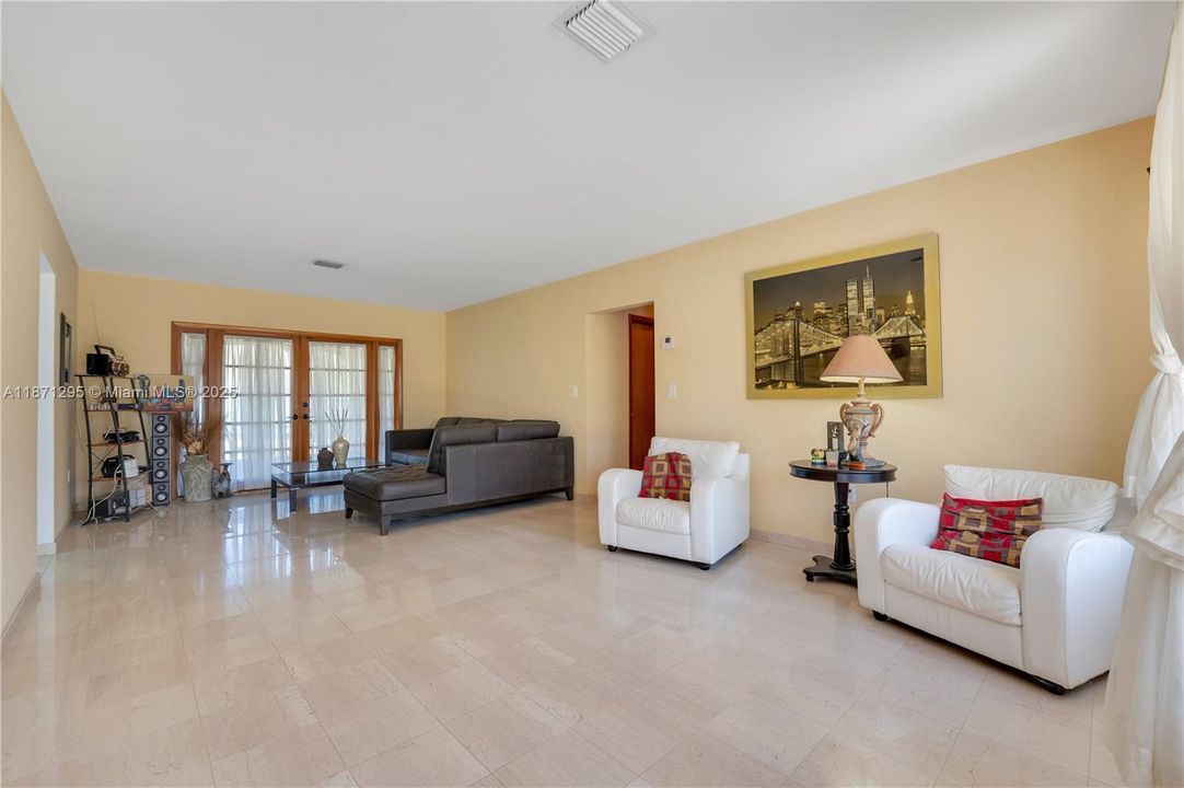 Под контрактом: $897,000 (4 спален, 2 ванн, 1728 Квадратных фут)