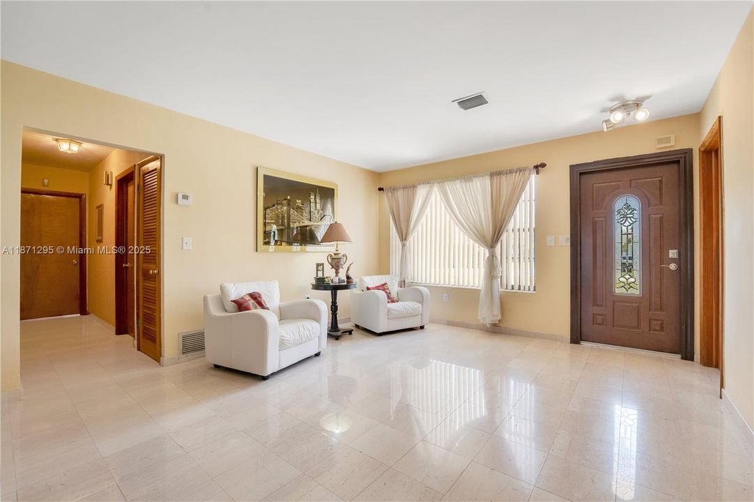 Под контрактом: $897,000 (4 спален, 2 ванн, 1728 Квадратных фут)