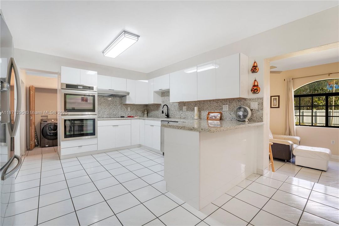 Под контрактом: $897,000 (4 спален, 2 ванн, 1728 Квадратных фут)