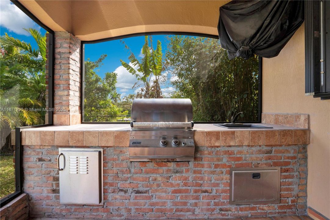 Под контрактом: $897,000 (4 спален, 2 ванн, 1728 Квадратных фут)