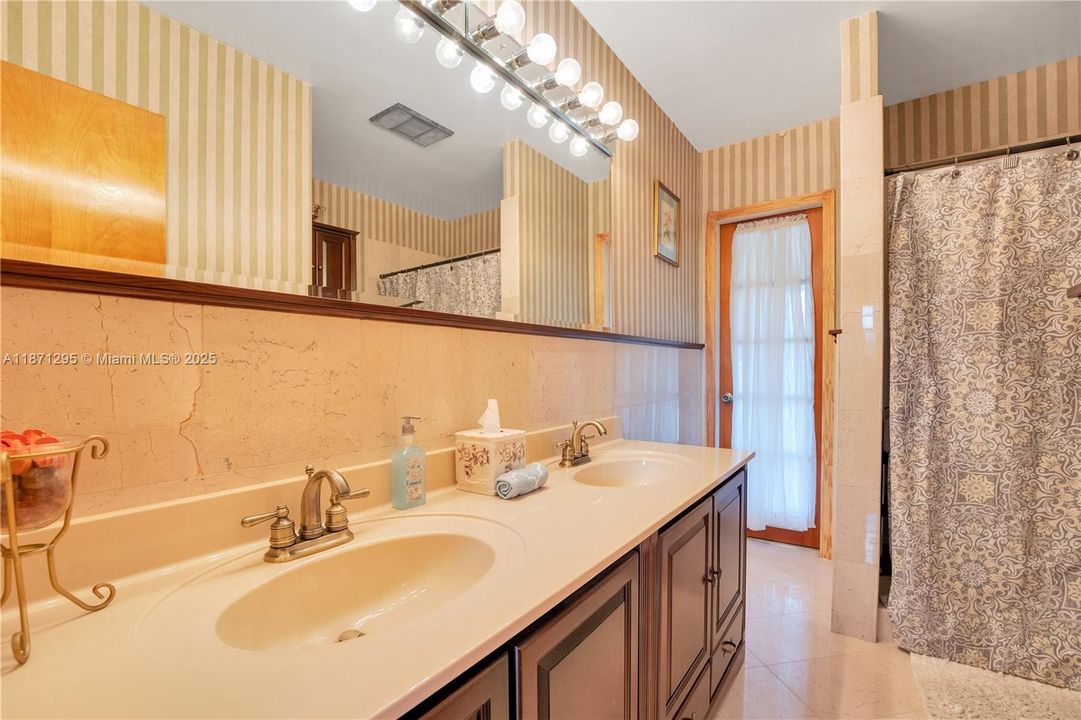 Под контрактом: $897,000 (4 спален, 2 ванн, 1728 Квадратных фут)