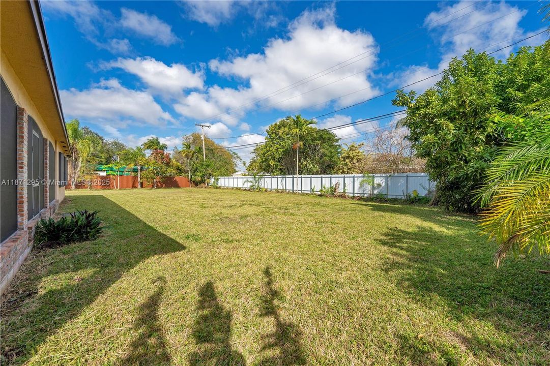 Под контрактом: $897,000 (4 спален, 2 ванн, 1728 Квадратных фут)