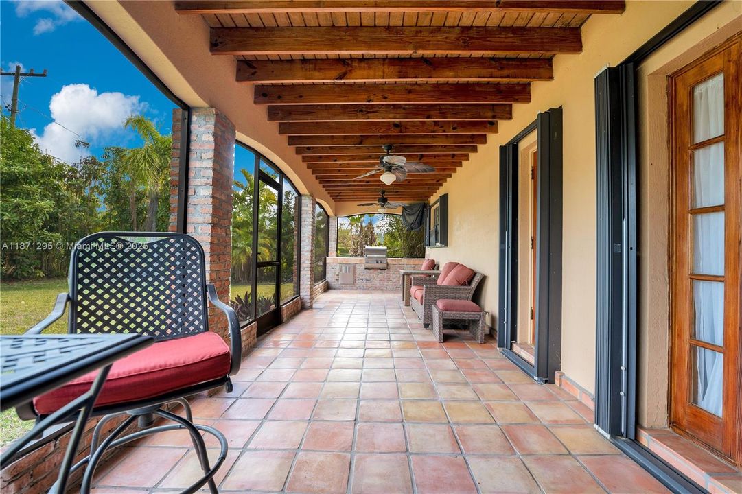 Под контрактом: $897,000 (4 спален, 2 ванн, 1728 Квадратных фут)