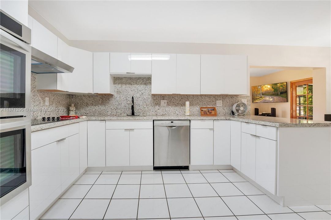 Под контрактом: $897,000 (4 спален, 2 ванн, 1728 Квадратных фут)